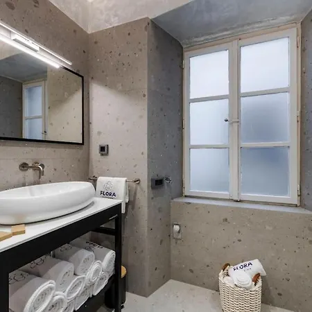 Flora-heartbeat Old Three Bedrooms Apartment